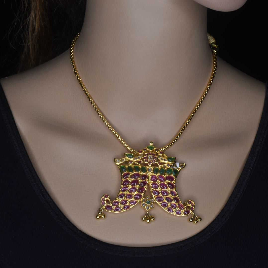Tiger Nail Shapped Pendent Set For Women