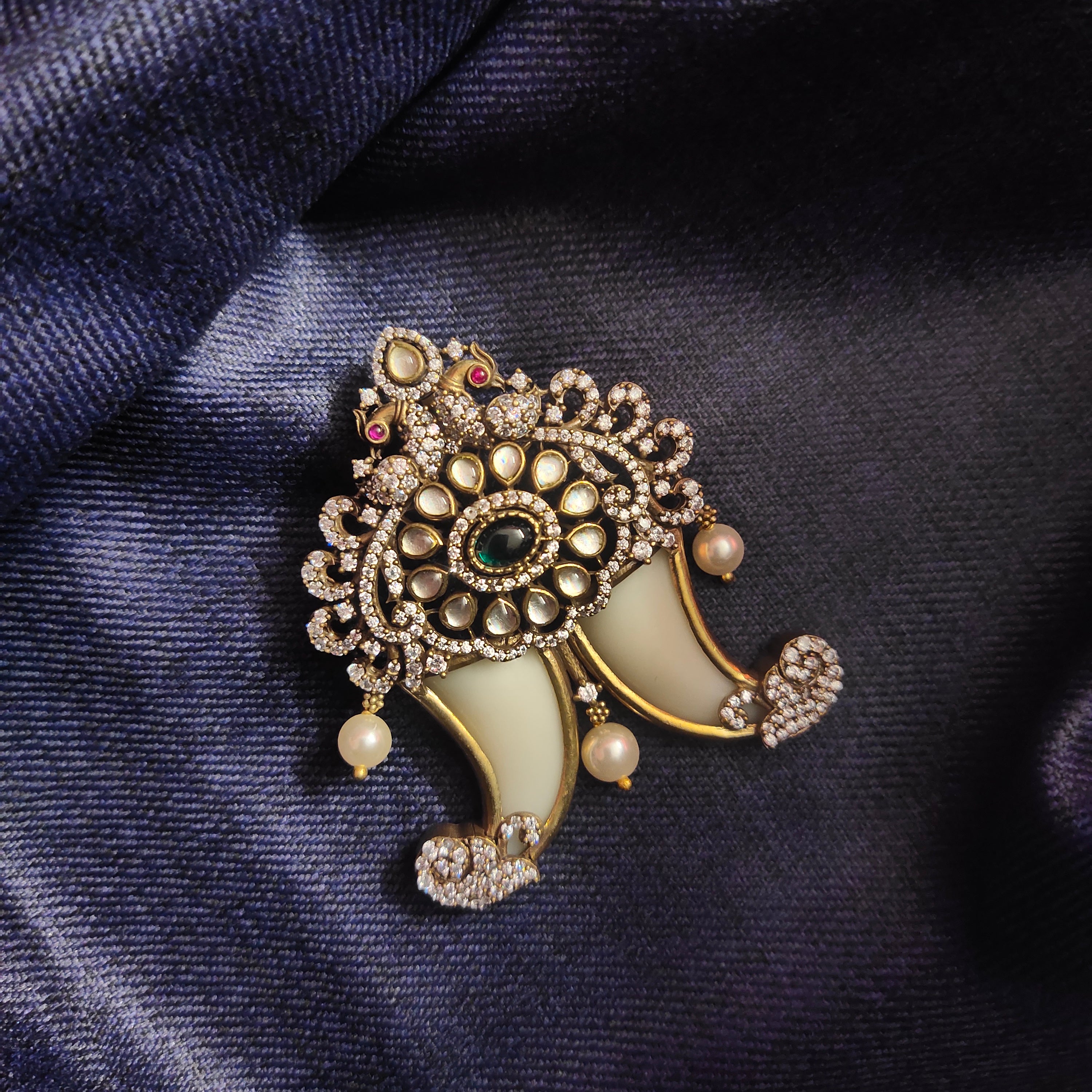 Victorian Kundan Puligoru Locket - Exquisite Elegance Tiger Nail Masterpiece