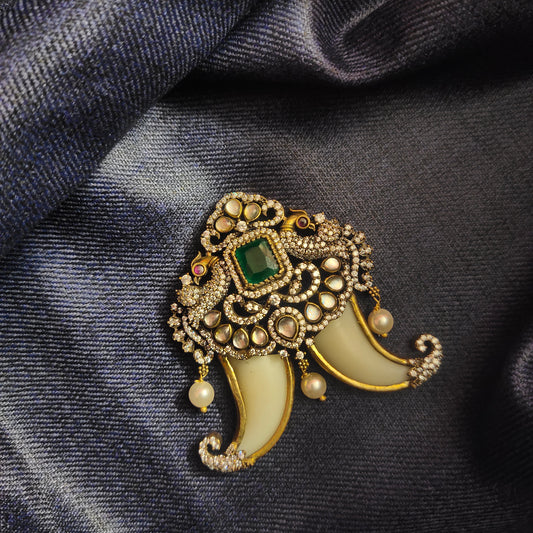 "Unleash Your Inner Royal with Asp Fashion Jewellery's Exquisite New Design: The Victorian Kundan Puligoru/Tiger Nail Locket"