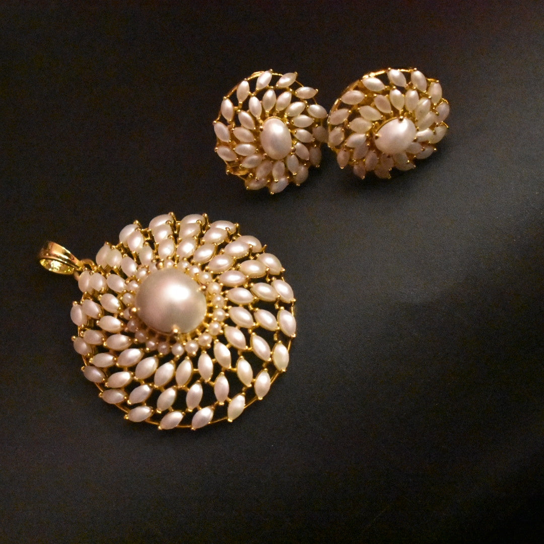 Stunning Pearl Pendant Set - Classic Design