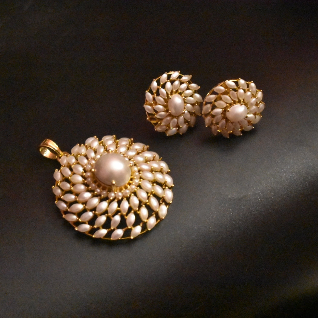 Stunning Pearl Pendant Set - Classic Design