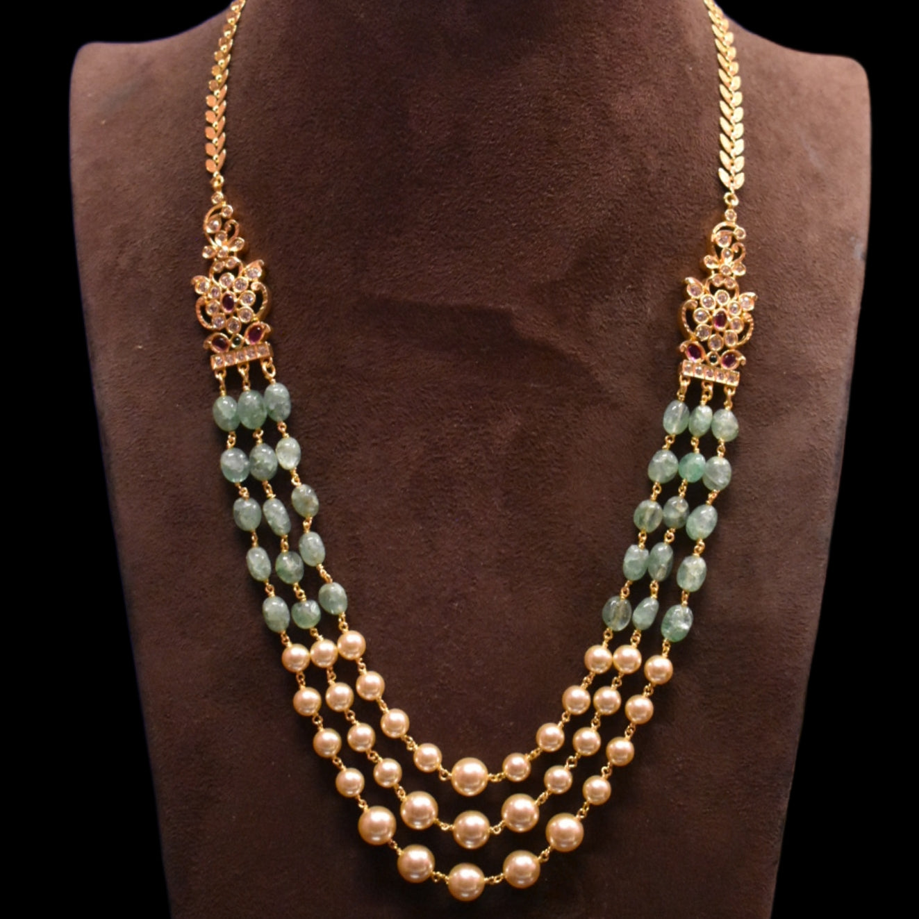 "Dazzle in Style: Three-Layered Pearls & Emerald Chain with Chic Side Brooches"