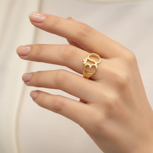 Gold Slim Om Ring - Lifestyle