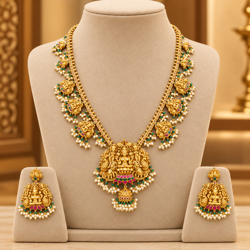 Mannequin display of the necklace set