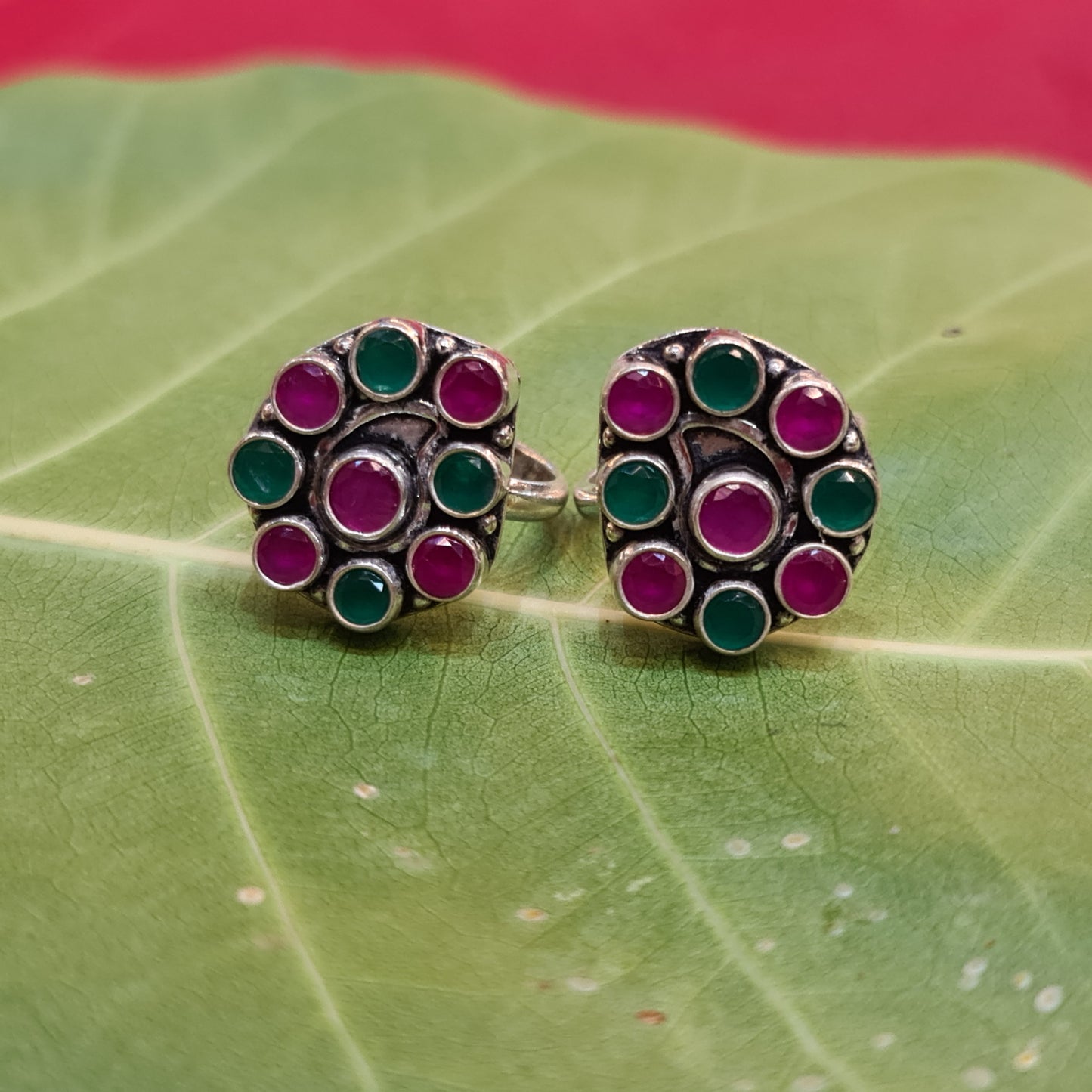 Sparkling Elegance: Mesmerizing 92.5 Silver Ruby Emerald Bichiya to Adorn your Feet