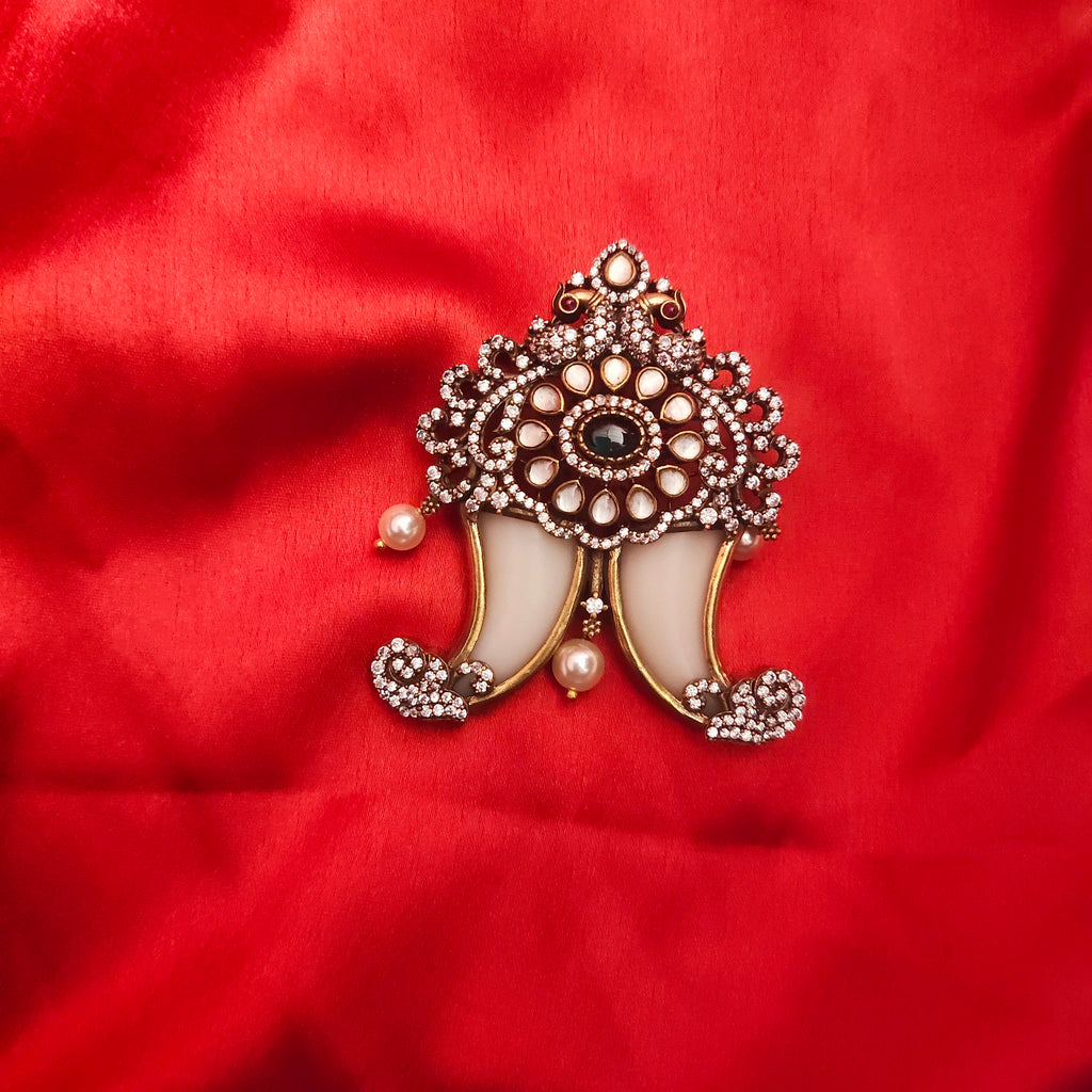 Victorian Kundan Puligoru Locket - Exquisite Elegance Tiger Nail Masterpiece