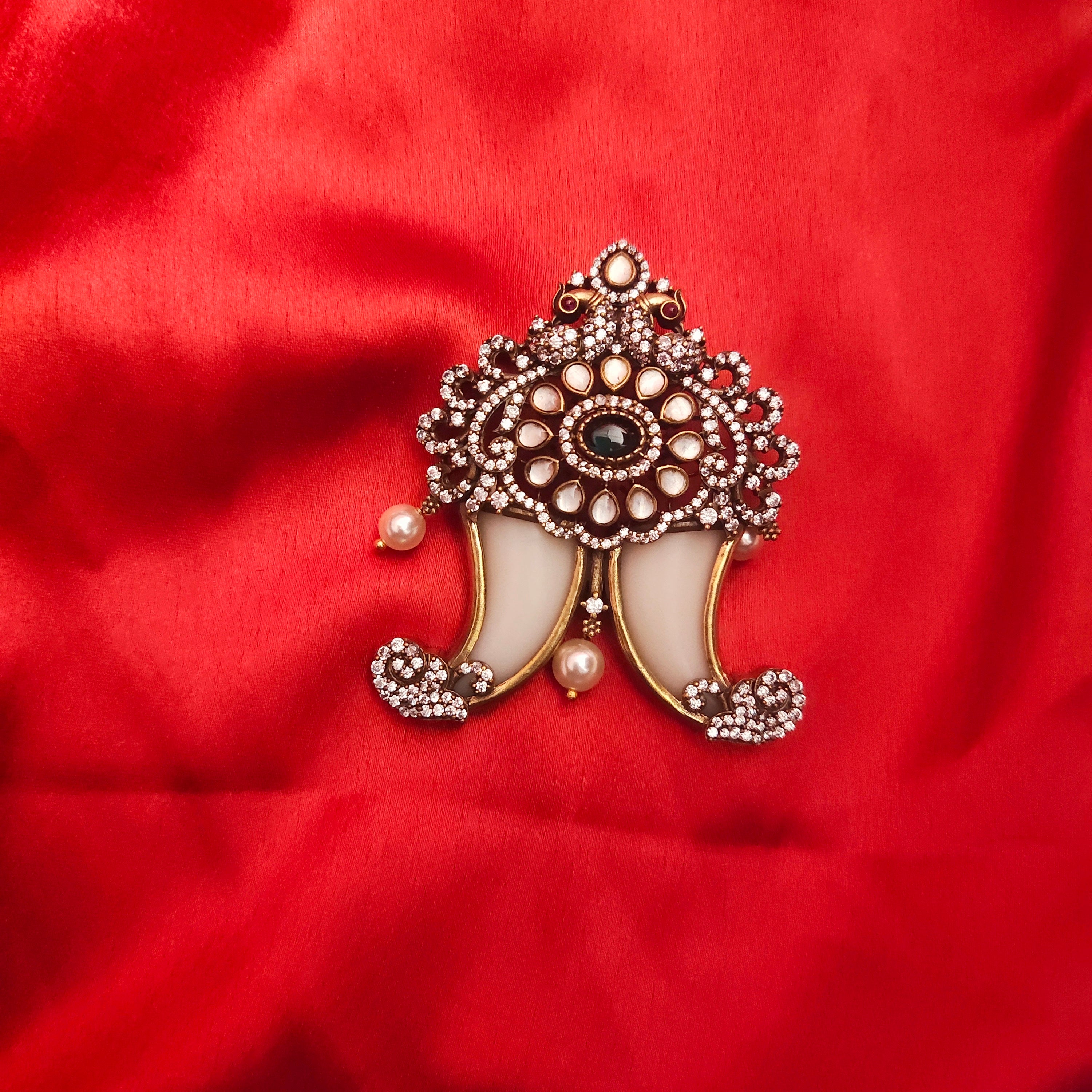 Victorian Kundan Puligoru Locket - Exquisite Elegance Tiger Nail Masterpiece