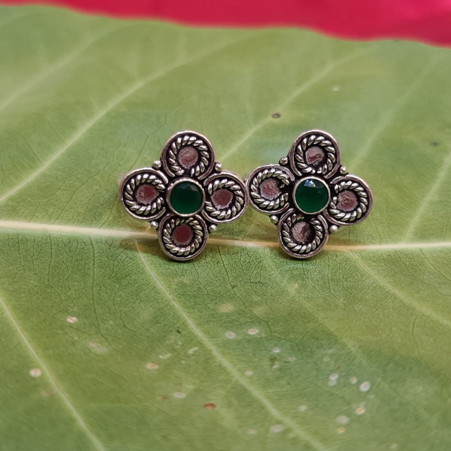 Sparkling Elegance: Mesmerizing 92.5 Silver Ruby Emerald Bichiya to Adorn your Feet