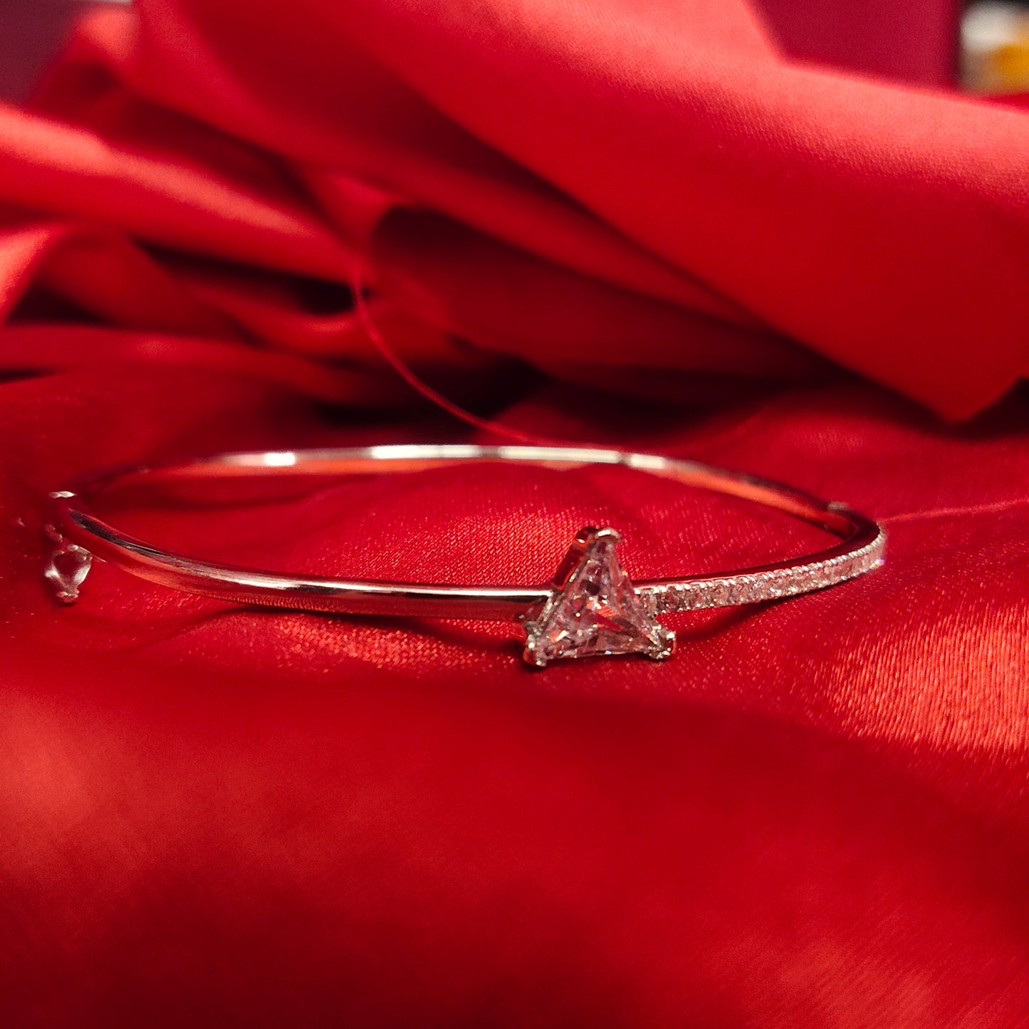 "Effortlessly Elegant: Discover the Classy Charm of the 925 Silver Bangle Bracelet by Asp Silver"