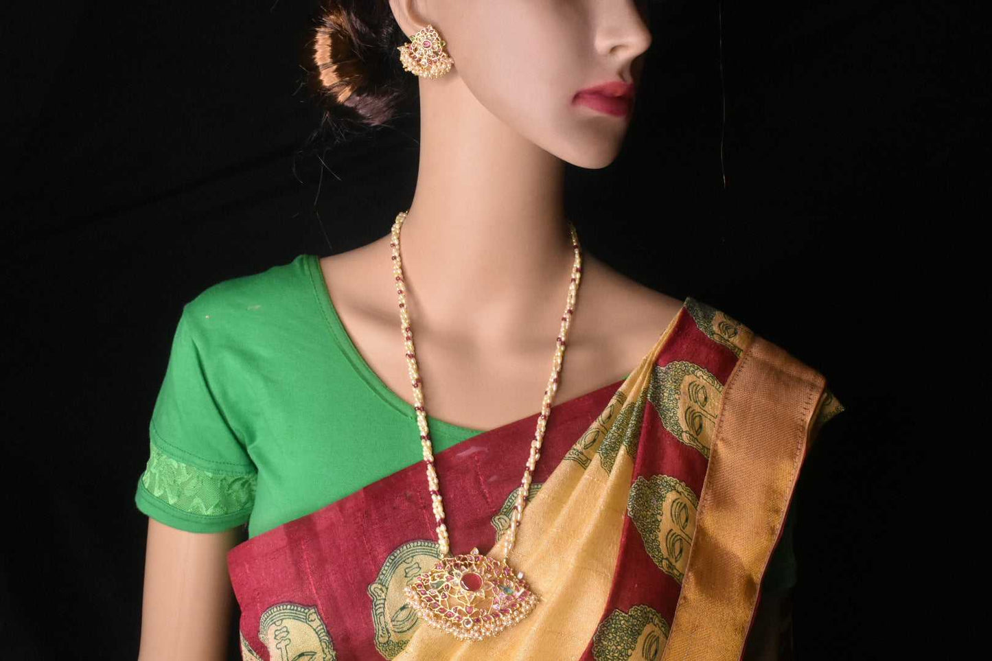 kempu embedded pendant with pearls mala