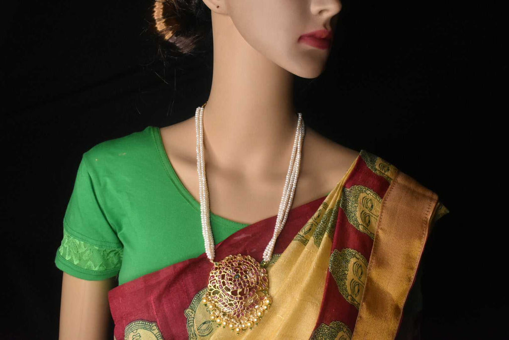 kempu embedded pendant with pearls mala