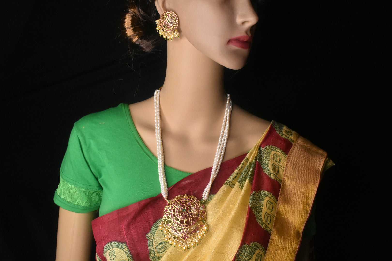 kempu embedded pendant with pearls mala